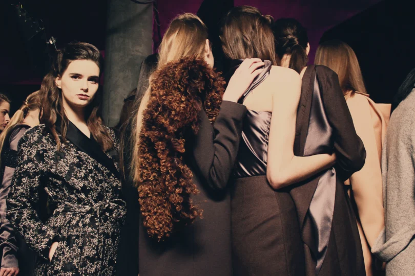 groupe de filles avec marques de luxe